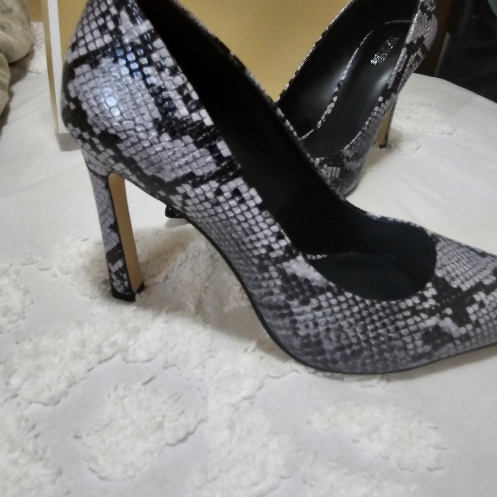 🆕 Michael Kors Amara Serpent Leather Heels. 9.5. NWT in Box! 💥 - Picture 2 of 4